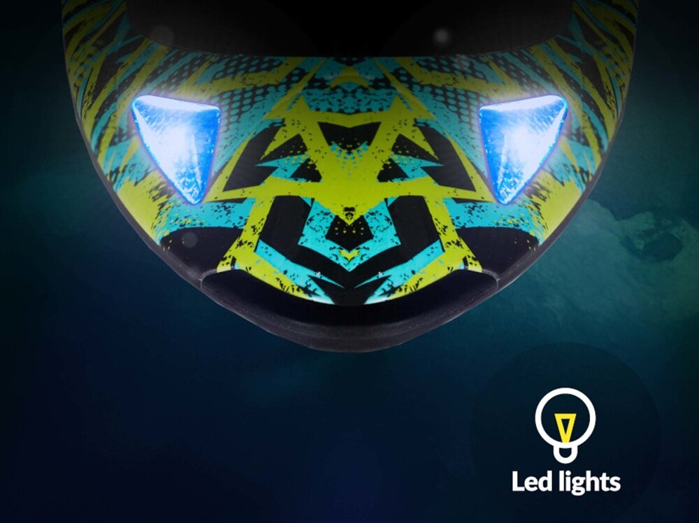 Zbliżenie na przód zdalnie sterowanej łodzi z kolorowym wzorem i świecącymi diodami LED. W prawym dolnym rogu znajduje się ikona żarówki z napisem \'Led lights\'.