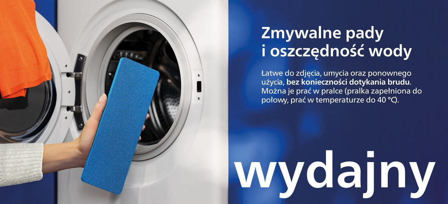 Osoba trzyma niebieski pad przed otwartą pralką. Obok znajduje się tekst: \'Zmywalne pady i oszczędność wody Łatwe do zdjęcia, umycia oraz ponownego użycia, bez konieczności dotykania brudu. Można je prać w pralce (pralka zapełniona do połowy, prać w temperaturze do 40°C). wydajny\'.