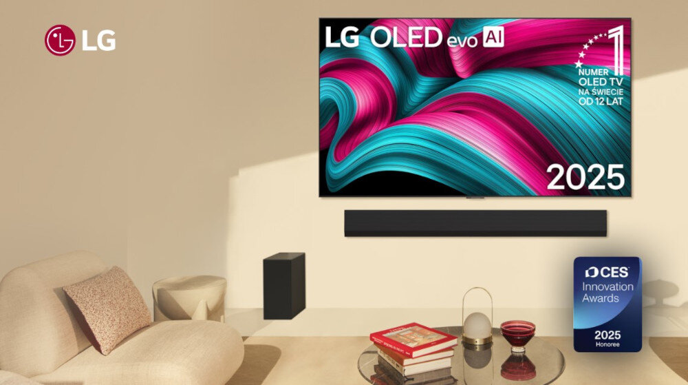 Telewizor LG 77C5ELB - Obraz i dźwięk, telewizor powieszony na ścianie w salonie
