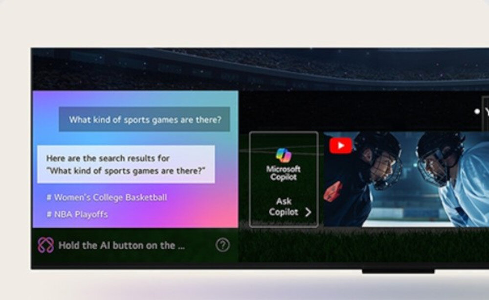 Ekran telewizora wyświetla interfejs z pytaniem \'What kind of sports games are there?\' oraz wynikami wyszukiwania: \'Women\'s College Basketball\' i \'NBA Playoffs\'. Obok widoczne są ikony aplikacji, w tym \'Microsoft Copilot\' i YouTube, z obrazem dwóch hokeistów.