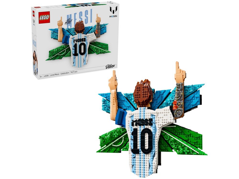 Zestaw LEGO przedstawiający postać z numerem 10 na koszulce, z uniesionymi rękami, na tle kolorowych elementów. W tle widoczne jest pudełko z logo LEGO i napisem \'MESSI\'.