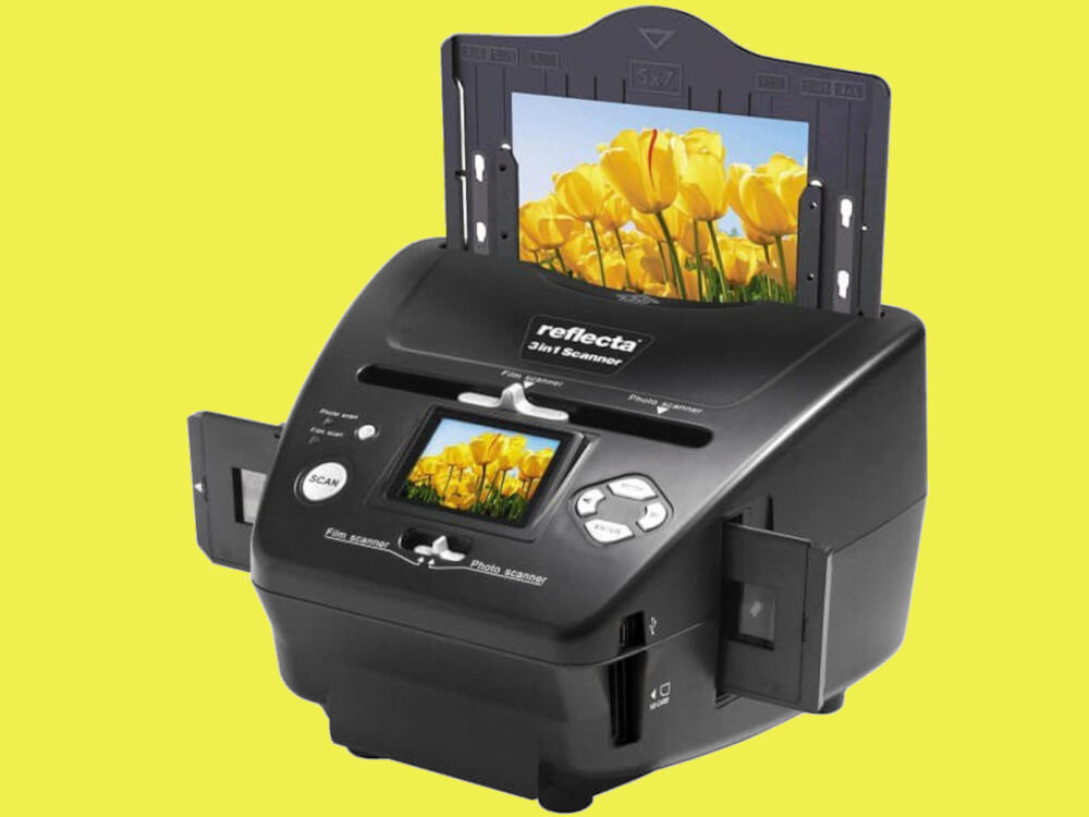 Czarny skaner Reflecta 3w1 z wyświetlaczem pokazującym zdjęcie żółtych tulipanów. Na skanerze widoczne są przyciski oraz napisy: \'Film scanner\', \'Photo scanner\'.