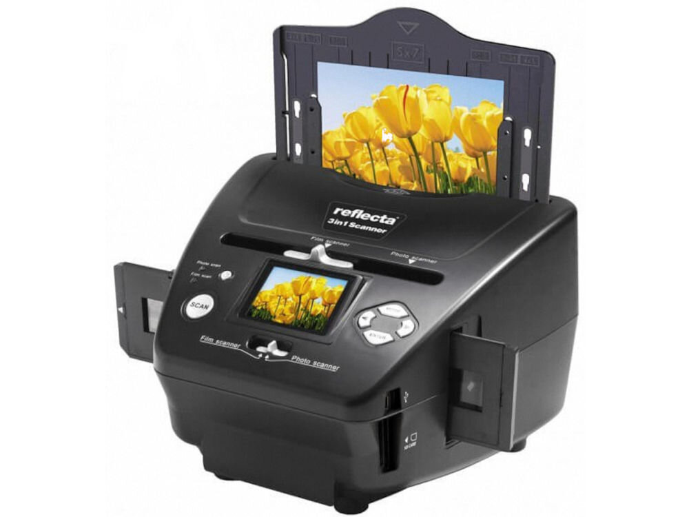 Czarny skaner Reflecta 3w1 z wyświetlaczem pokazującym zdjęcie żółtych tulipanów. Na urządzeniu widoczne są przyciski oraz napisy: \'reflecta 3in1 Scanner\', \'Film scanner\', \'Photo scanner\'.