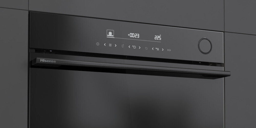 Czarny piekarnik z panelem dotykowym, na którym widoczne są ikony i cyfry: \'00:23\' oraz \'225\'. Na uchwycie znajduje się logo \'Hisense\'.
