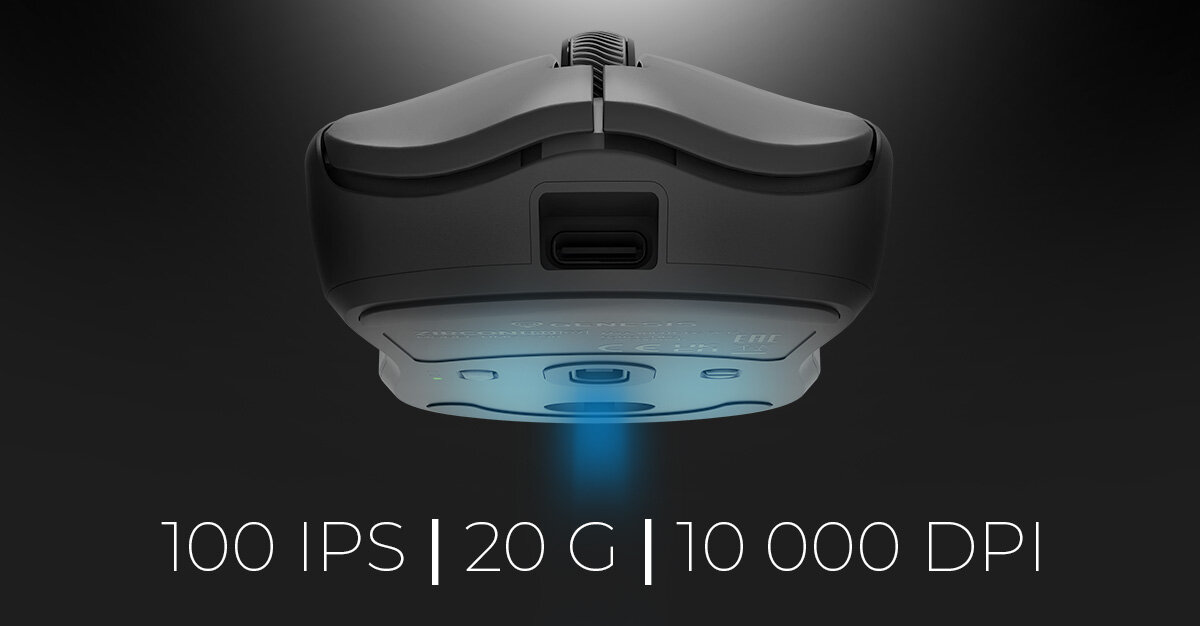 Obraz przedstawia dolną część czarnej myszy komputerowej z widocznym portem USB-C i niebieskim podświetleniem. Na dole obrazu znajduje się tekst: \'100 IPS | 20 G | 10 000 DPI\'.