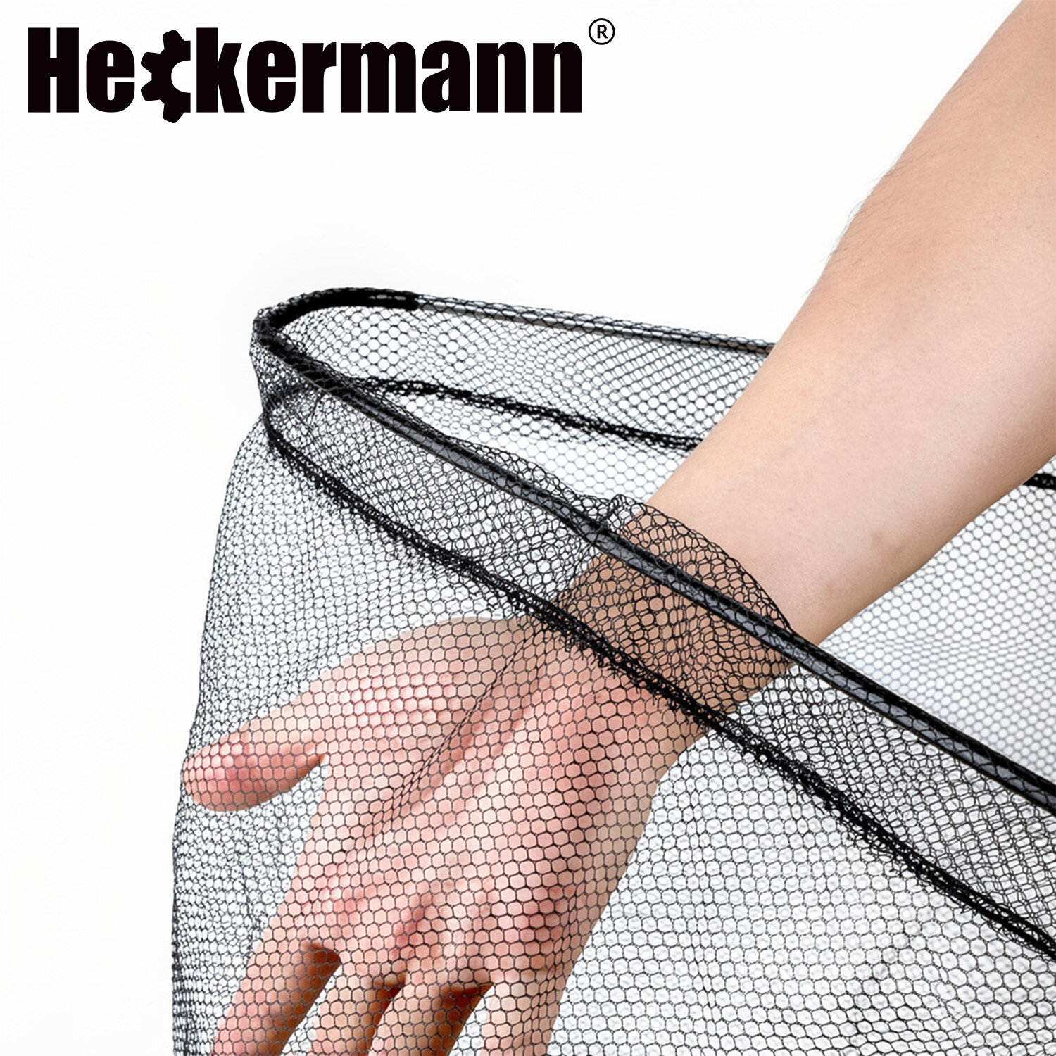 Na obrazie widoczna jest ręka trzymająca czarną siatkę o drobnych oczkach. W górnym rogu znajduje się logo \'Heckermann\'.