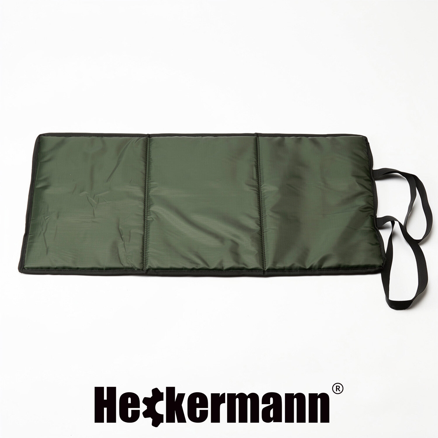 Zielona mata karpiowa z trzema segmentami i czarnymi paskami do przenoszenia. Na dole widoczne jest logo \'Heckermann\'.