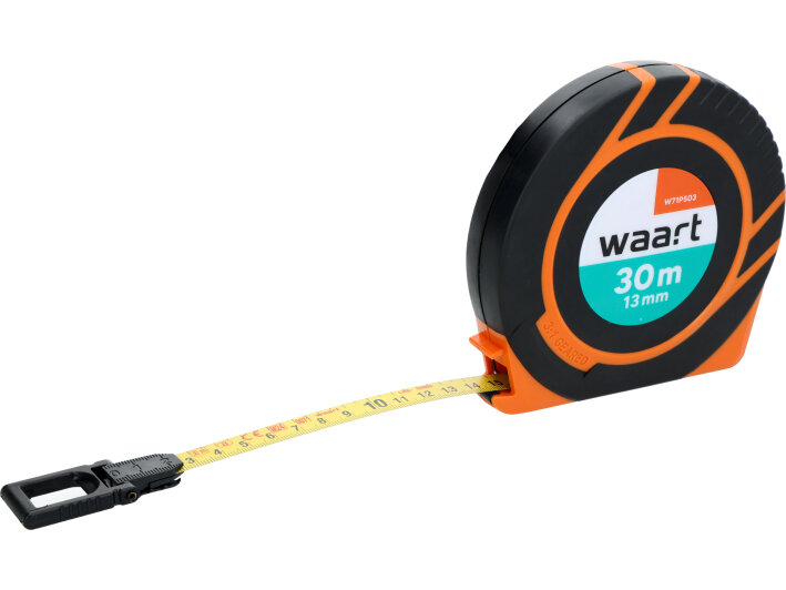 Na obrazie widoczna jest stalowa taśma miernicza o długości 30 metrów z oznaczeniem \'waart 30m 13mm\'. Obudowa jest czarno-pomarańczowa z widocznym mechanizmem zwijania.