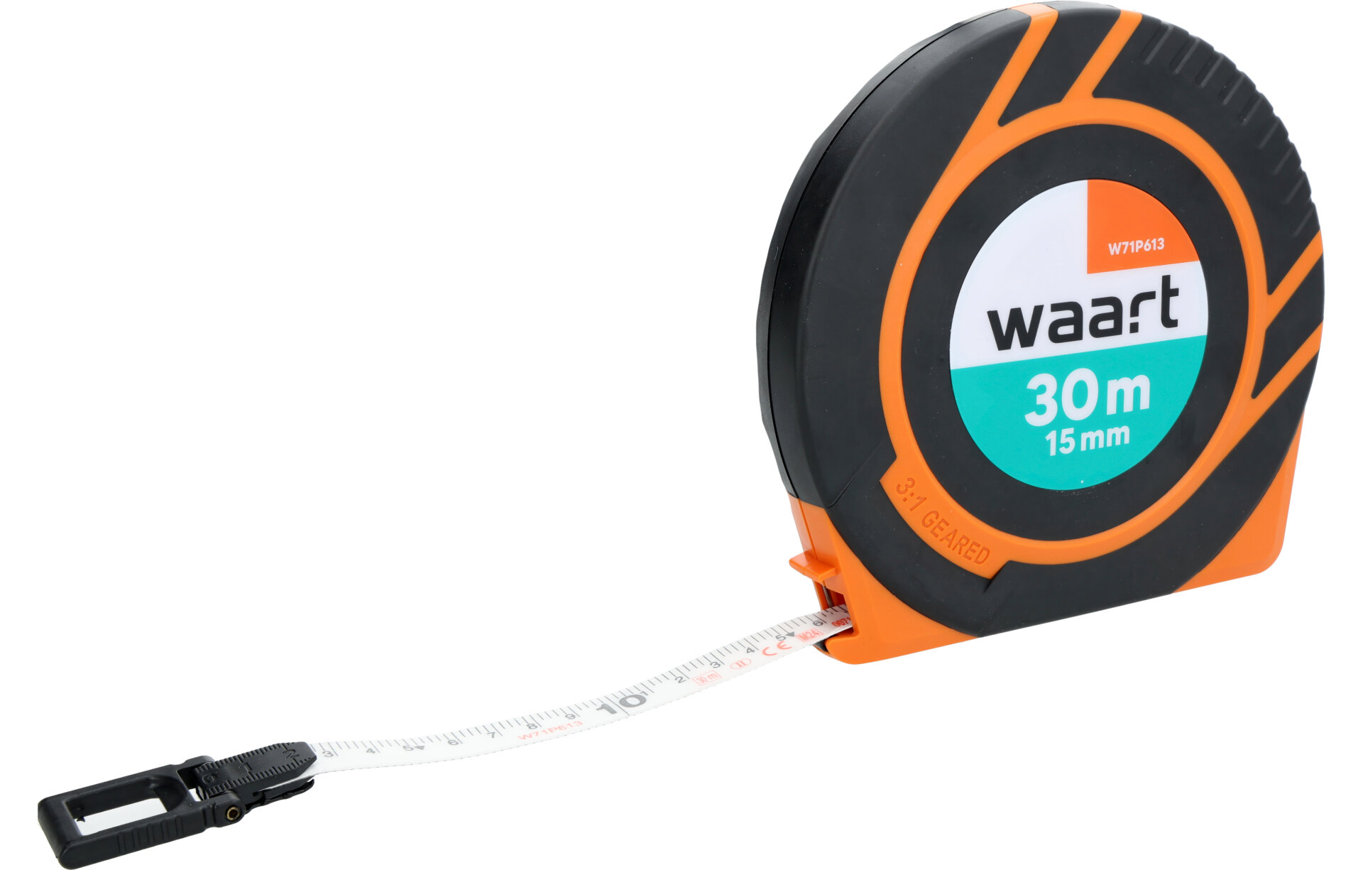 Na obrazie widoczna jest zwijana taśma miernicza z obudową w kolorze czarno-pomarańczowym. Na obudowie znajduje się napis \'waart 30m 15mm\'.