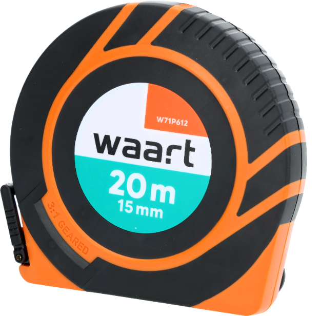 Na obrazie widoczna jest zwijana taśma miernicza z włókna szklanego w czarno-pomarańczowej obudowie z napisem \'waart 20m 15mm\'.