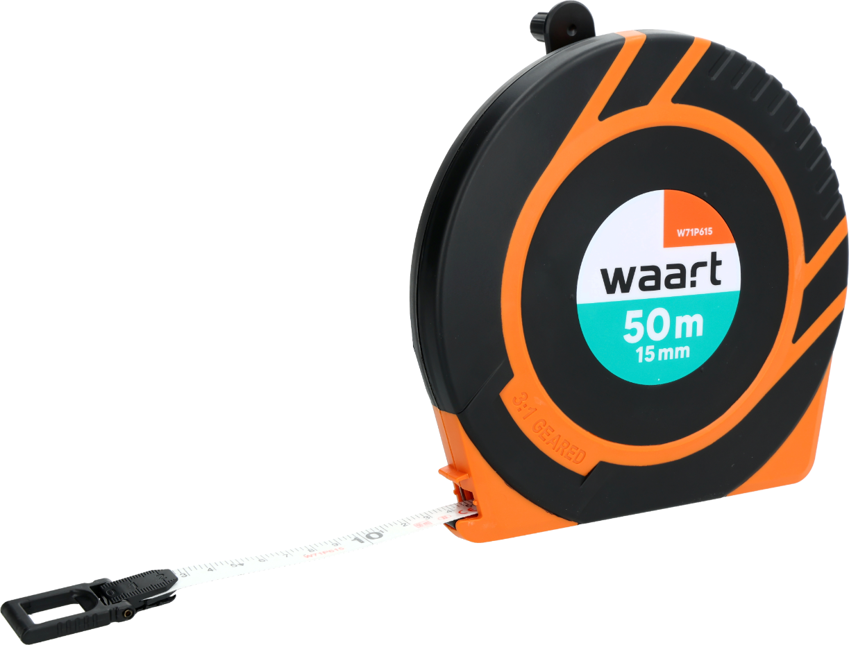 Na obrazie widoczna jest taśma miernicza z napisem \'waart 50m 15mm\' na czarno-pomarańczowej obudowie. Taśma jest częściowo wysunięta z obudowy.