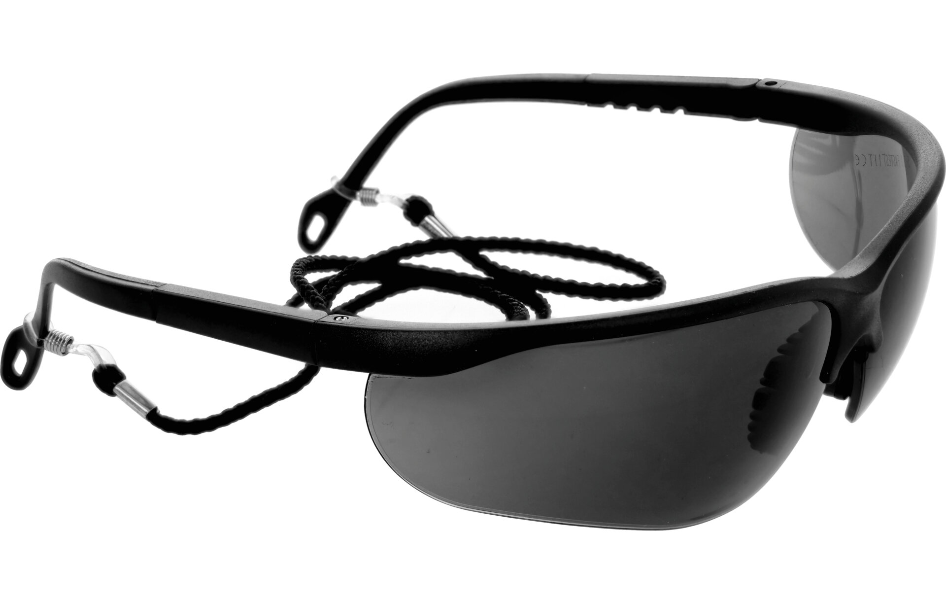 Czarne okulary ochronne z przyciemnianymi soczewkami i regulowanym sznurkiem. Oprawki mają ergonomiczny kształt i są wyposażone w elastyczne końcówki.