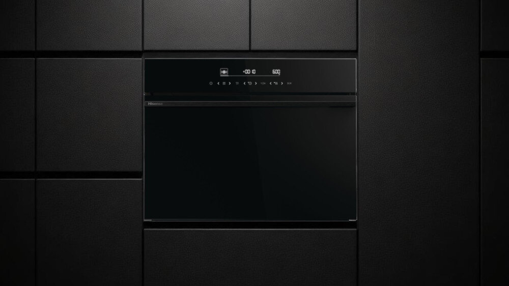 Czarny piekarnik wbudowany w ciemną zabudowę kuchenną z panelem dotykowym i wyświetlaczem cyfrowym. Na panelu widoczne są ikony i cyfry, a logo \'Hisense\' znajduje się w lewym dolnym rogu panelu.