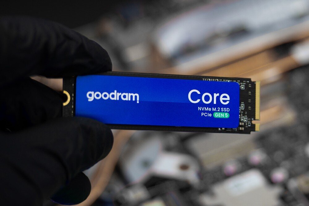 Osoba w rękawiczce trzyma dysk SSD z napisem \'goodram Core NVMe M.2 SSD PCIe GEN 5\'.