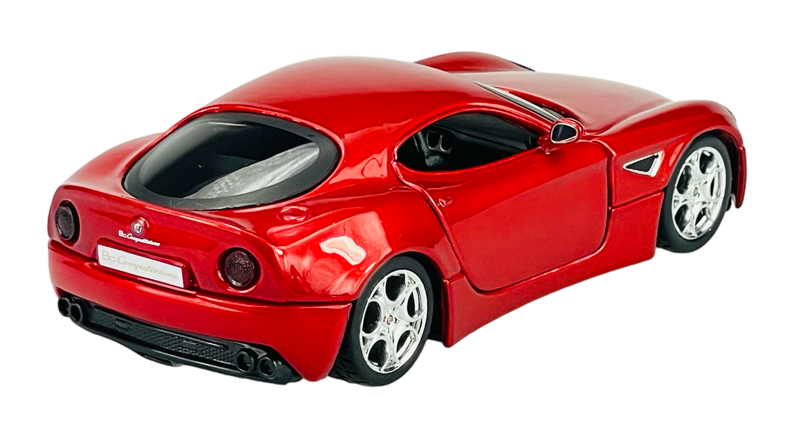 Czerwony model samochodu sportowego z metalowym nadwoziem, widoczny z tyłu i z boku. Na tylnej części znajduje się napis \'8C Competizione\'.