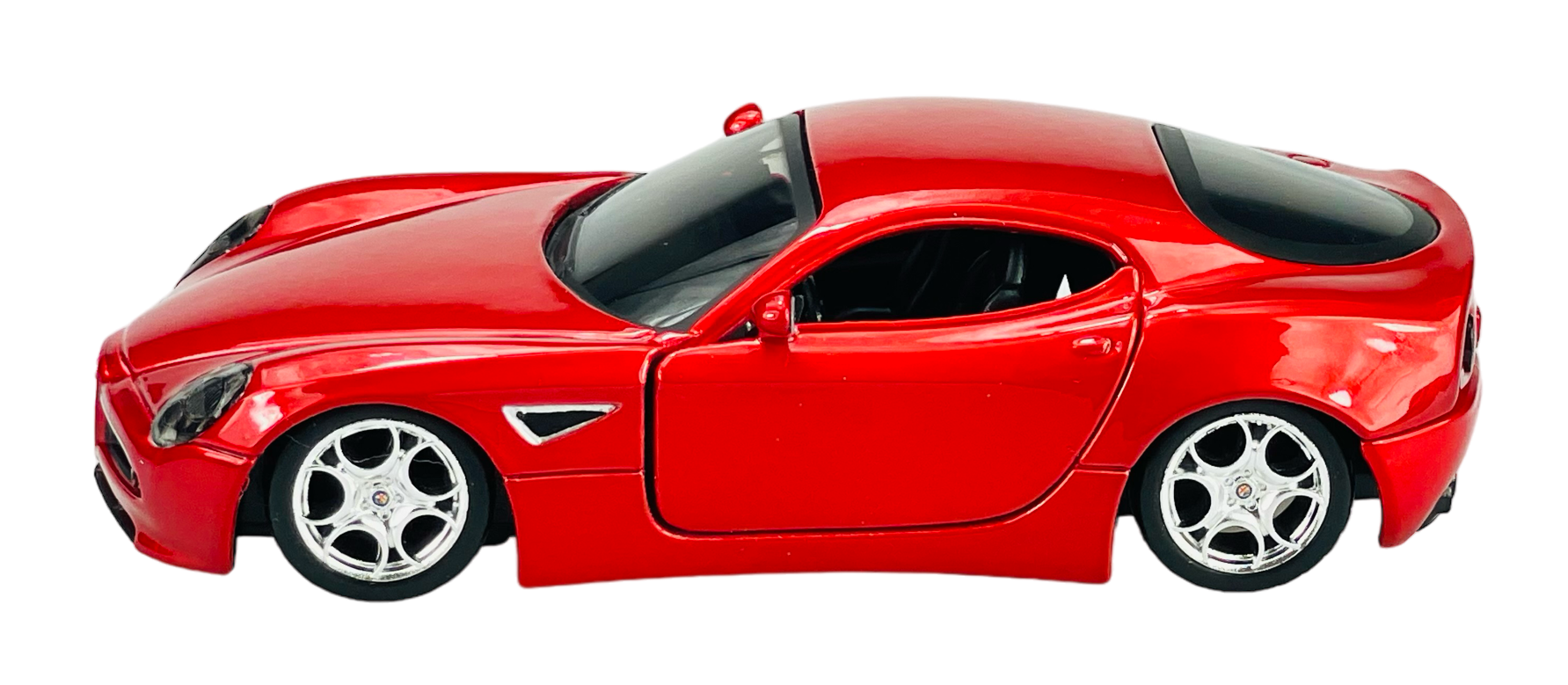 Czerwony model samochodu sportowego z metalowym nadwoziem i srebrnymi felgami, widoczny z boku.