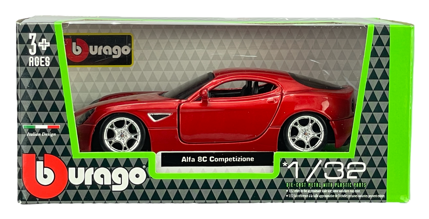 Czerwony model samochodu Alfa Romeo 8C Competizione w skali 1:32 znajduje się w opakowaniu z logo Bburago. Na opakowaniu widnieje napis \'Alfa 8C Competizione\' oraz oznaczenie \'3+ AGES\'.