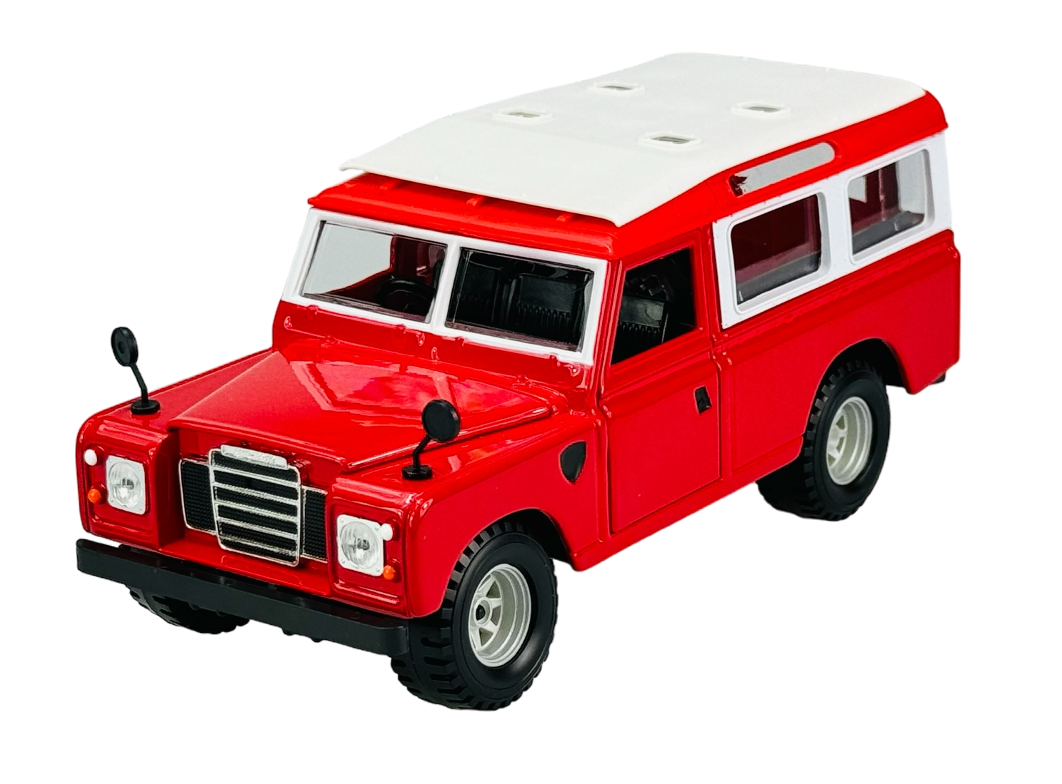 Czerwony model samochodu terenowego z białym dachem, posiadający szczegółowe elementy takie jak reflektory i lusterka boczne. Model jest wykonany z metalu i ma czarne opony z szarymi felgami.