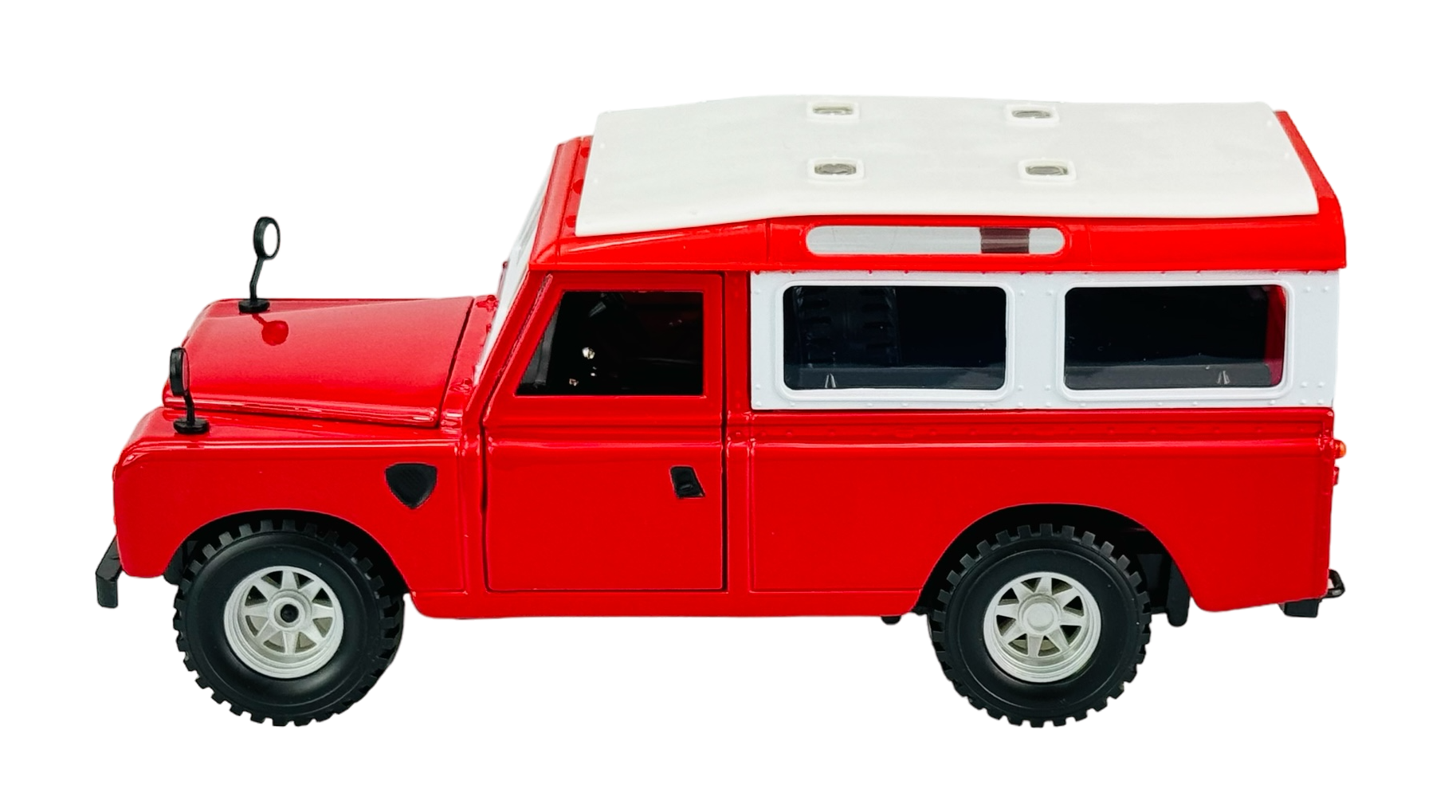 Czerwony model samochodu terenowego z białym dachem, posiada szczegółowe elementy takie jak lusterka i koła z czarnymi oponami. Model jest wykonany z metalu i przedstawia klasyczny design pojazdu.