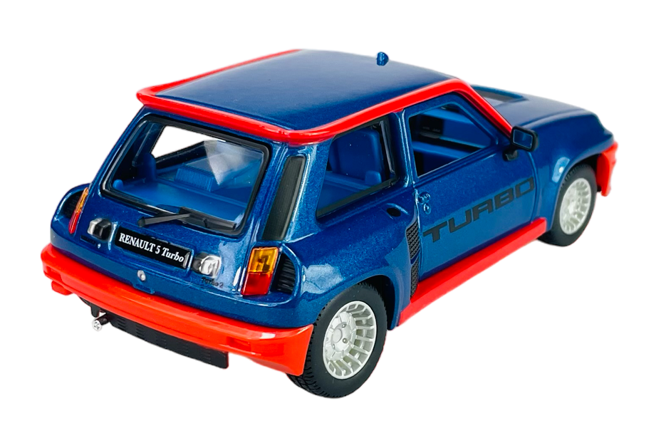 Model samochodu w skali 1:24 przedstawiający niebieski Renault 5 Turbo z czerwonymi akcentami. Na tylnej tablicy rejestracyjnej widnieje napis \'RENAULT 5 Turbo\'.