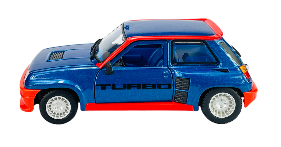 Model samochodu w kolorze niebieskim z czerwonymi akcentami, z napisem \'TURBO\' na drzwiach. Posiada szczegółowe odwzorowanie elementów takich jak koła i lusterka.