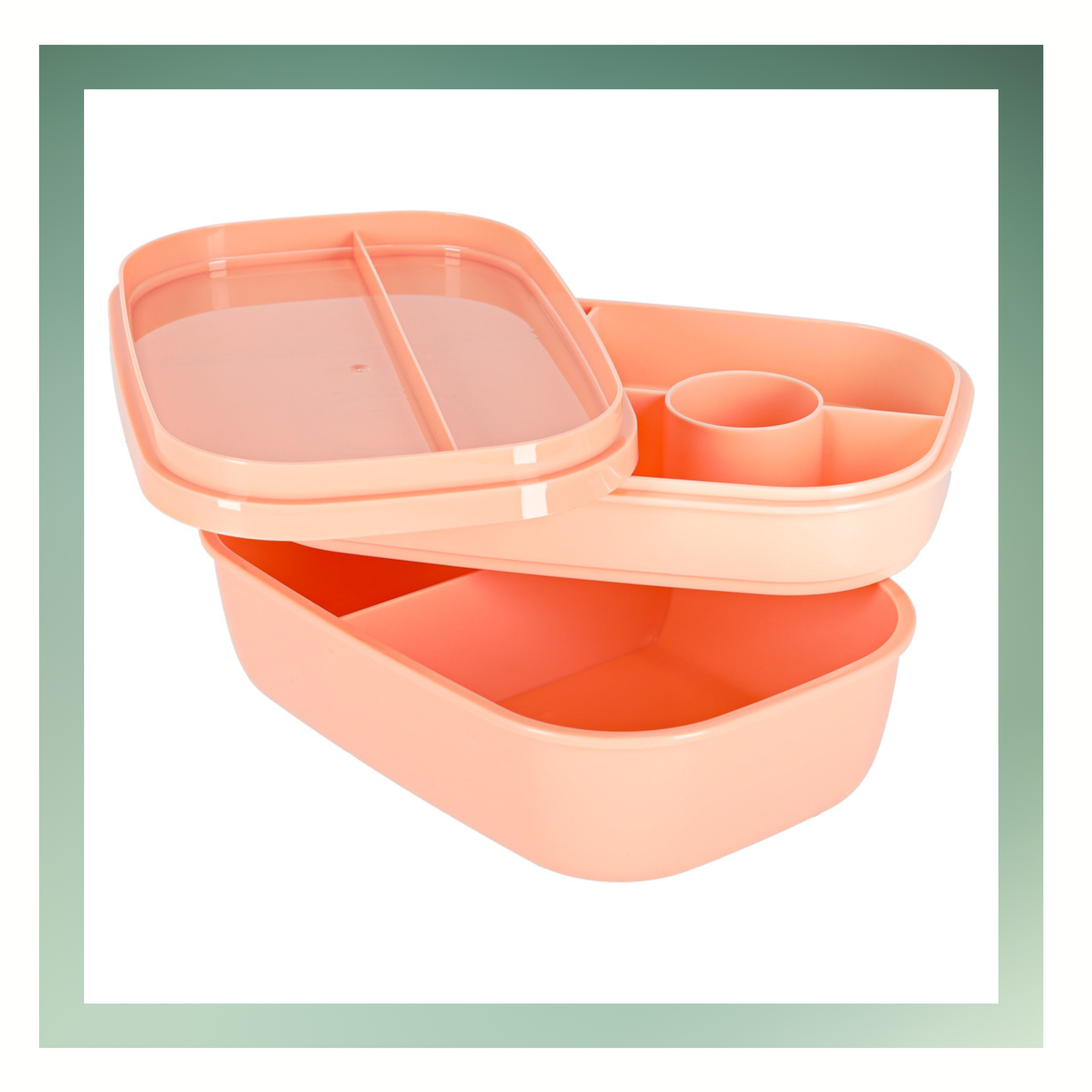 Pomarańczowy lunchbox z przegródkami i miejscem na sztućce, składający się z dwóch poziomów. Posiada przezroczystą pokrywkę i okrągłe miejsce na kubek lub pojemnik.