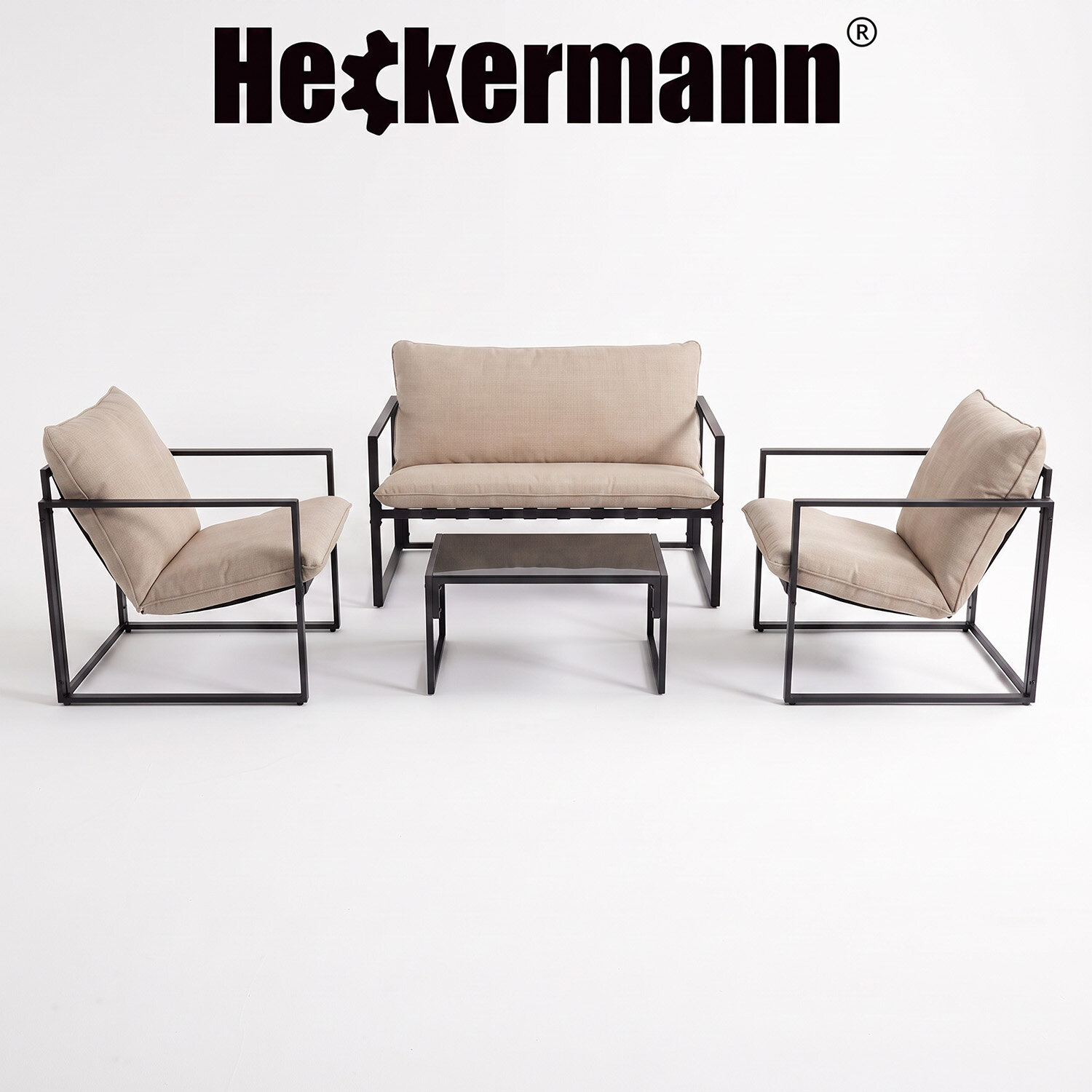 Zestaw mebli ogrodowych składający się z dwóch foteli, sofy i stolika, z beżowymi poduszkami i czarnymi metalowymi ramami. Widoczne logo: Heckermann.