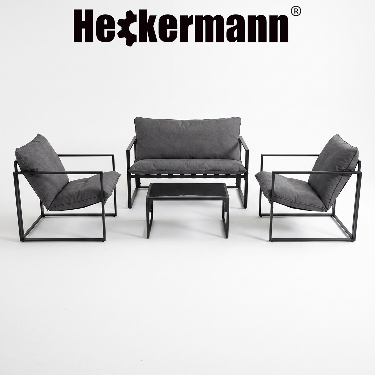 Zestaw mebli ogrodowych składający się z dwóch foteli, sofy i stolika, wykonany z czarnych metalowych ram i szarych poduszek. Widoczne logo: Heckermann.