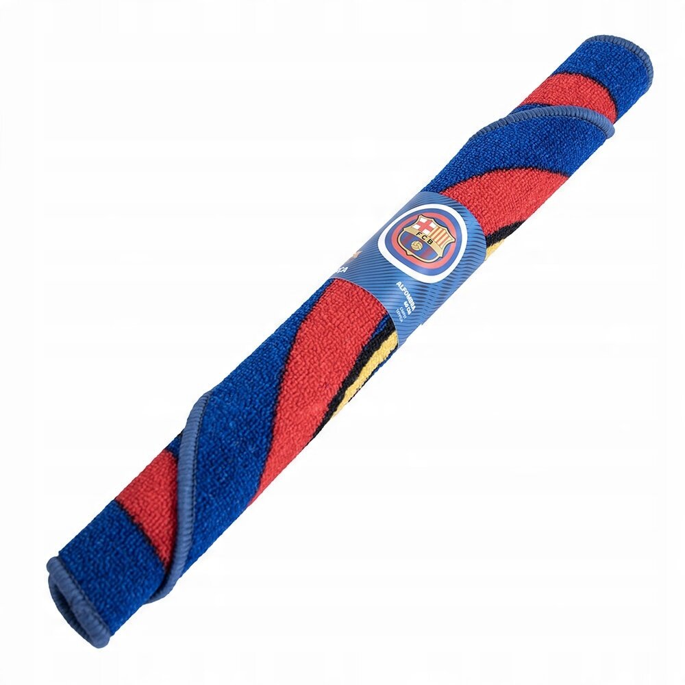 Zwinięty dywan w kolorach niebieskim i czerwonym z widocznym logo klubu piłkarskiego. Opakowanie zawiera napis \'FCB\'.