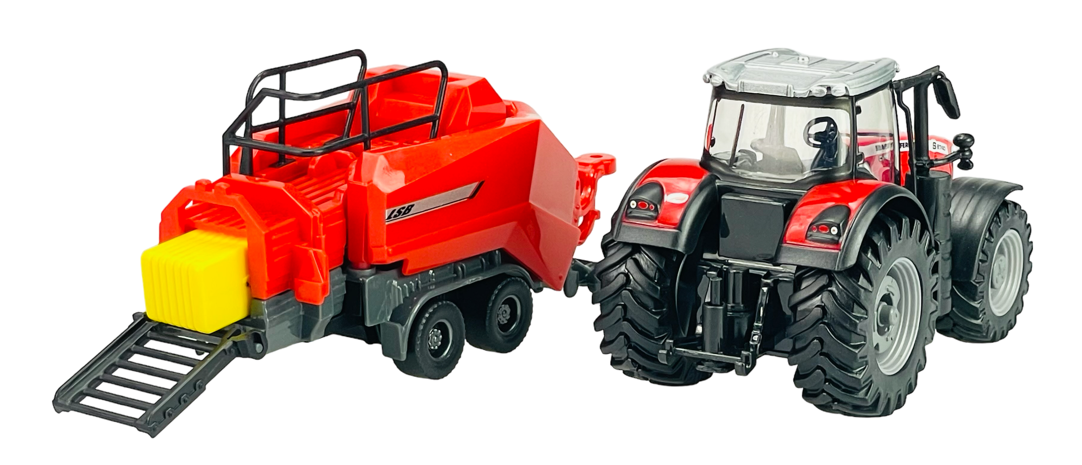 Na obrazie znajduje się czerwony traktor z dużymi kołami oraz czerwona belownica z żółtym elementem i czarną rampą. Oba pojazdy są połączone i mają szczegółowe detale konstrukcyjne.