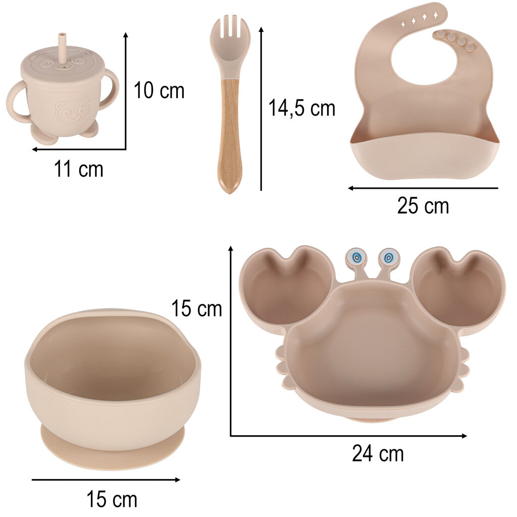 Na obrazie widoczny jest zestaw silikonowych naczyń dla dzieci w kolorze beżowym, składający się z kubka z uchwytami i słomką (11 cm szerokości, 10 cm wysokości), widelca z drewnianą rączką (14,5 cm długości), śliniaka (25 cm szerokości), miseczki (15 cm średnicy) oraz talerza w kształcie kraba (24 cm szerokości).