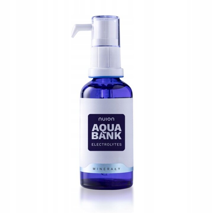 Niebieska butelka z białą etykietą, na której widnieje napis \'nuion AQUA BANK ELECTROLYTES MINERAŁY\'.