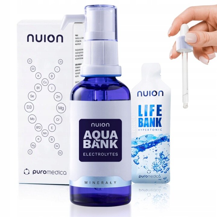 Na obrazie widoczna jest niebieska butelka z etykietą \'Nuion Aqua Bank Electrolytes Minerały\', obok której znajduje się biały kartonik z symbolami pierwiastków oraz saszetka z napisem \'Nuion Life Bank Hypertonic\'. W tle widać rękę trzymającą pipetę.