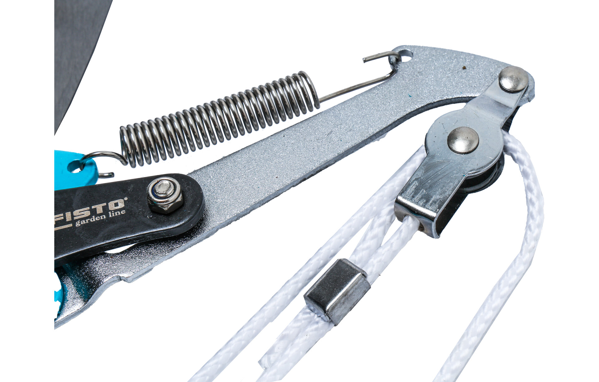 Zbliżenie na mechanizm sekatora z metalową sprężyną i linką. Widoczny napis: \'JUFISTO garden line\'.