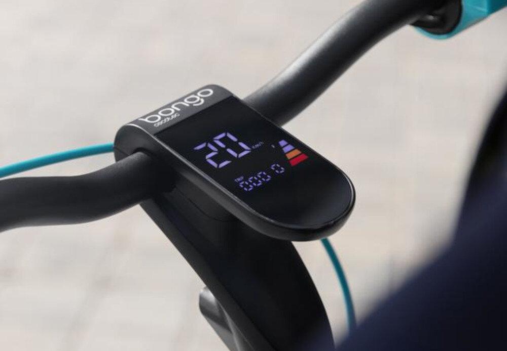 Wyświetlacz hulajnogi elektrycznej pokazuje prędkość 20 km/h oraz poziom naładowania baterii. Na panelu widoczne jest logo \'bongo\'.