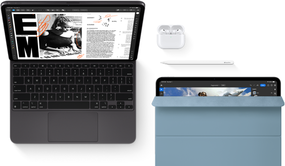 Na obrazie widoczny jest tablet z klawiaturą, na ekranie którego wyświetlana jest strona z tekstem i grafiką. Obok znajdują się słuchawki bezprzewodowe oraz rysik, a także drugi tablet w niebieskim etui.