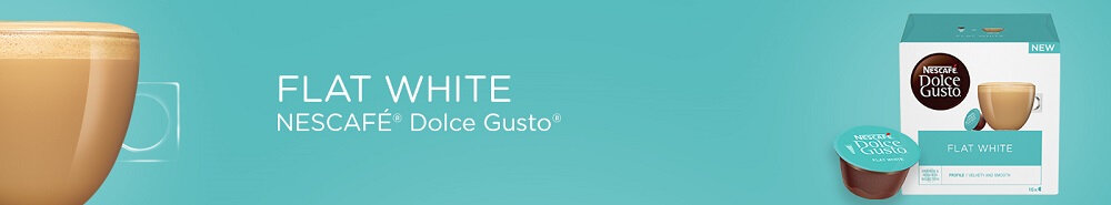 Obraz przedstawia filiżankę kawy oraz opakowanie kapsułek NESCAFÉ Dolce Gusto Flat White na tle w kolorze turkusowym. Na opakowaniu widoczne jest logo NESCAFÉ Dolce Gusto oraz napis \'FLAT WHITE\'.