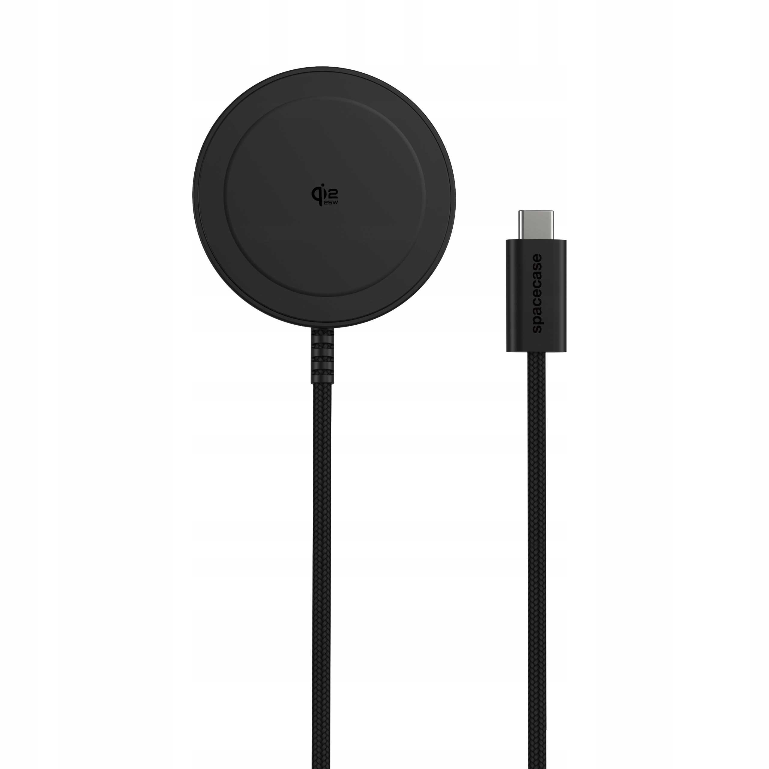 Czarna ładowarka indukcyjna z okrągłą powierzchnią ładowania i kablem zakończonym wtyczką USB-C. Na powierzchni ładowarki widoczne jest logo \'qi2\' oraz napis \'spacecase\' na wtyczce.