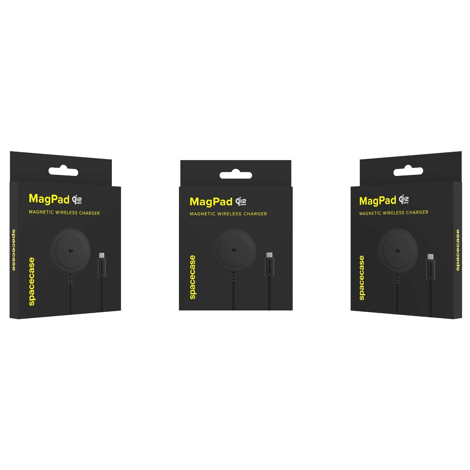 Na obrazie widoczne są trzy opakowania produktu MagPad Qi2 Magnetic Wireless Charger z logo \'spacecase\' na czarnym tle. Każde opakowanie przedstawia ładowarkę indukcyjną z kablem.