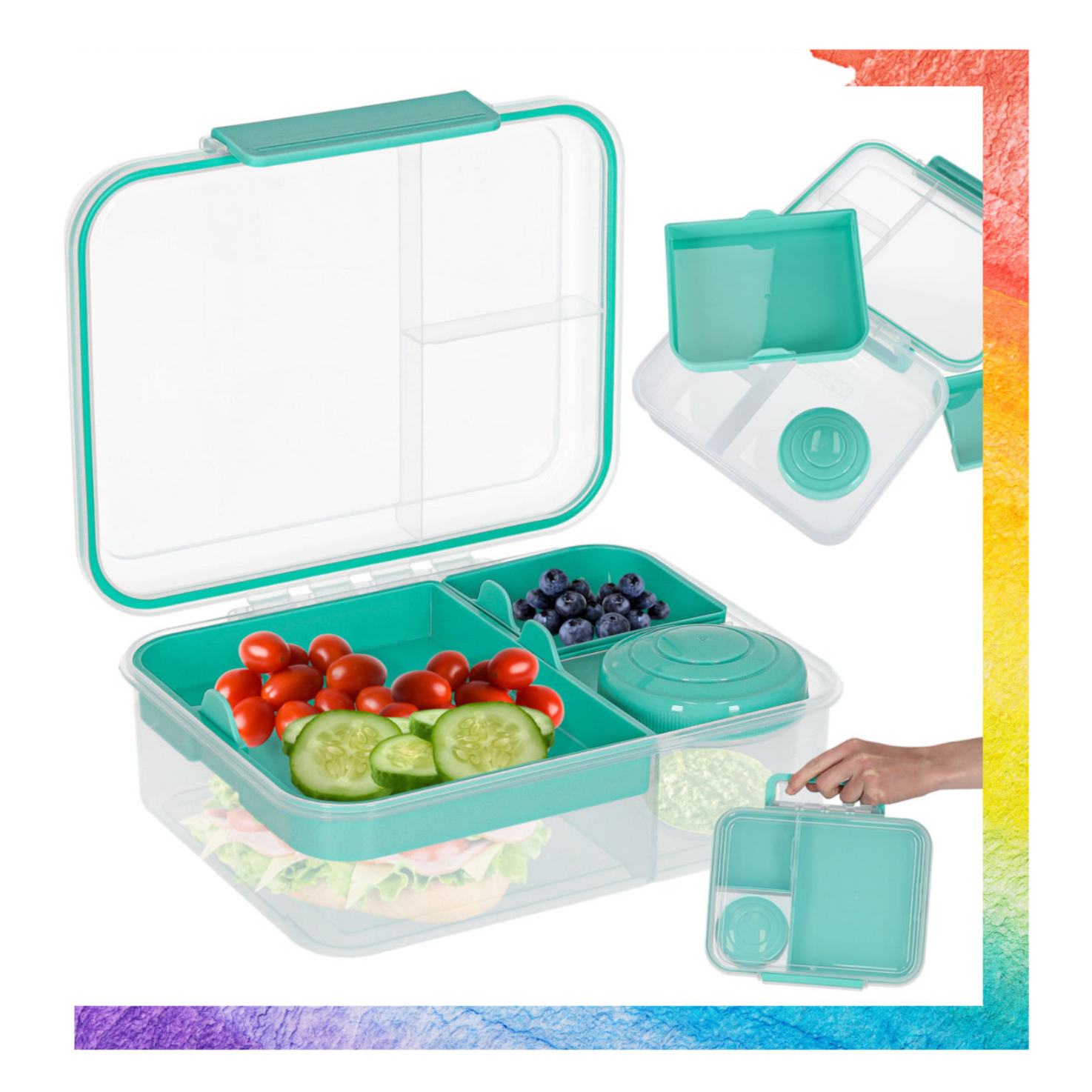 Plastikowy lunchbox z przegródkami, wypełniony pomidorkami koktajlowymi, plasterkami ogórka i borówkami. Obok widoczne są dodatkowe elementy pudełka oraz ręka trzymająca zamknięty lunchbox.