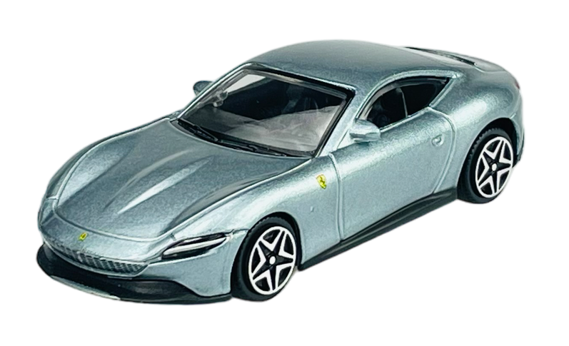 Srebrny model samochodu sportowego w skali 1:43 z widocznym logo producenta na masce. Model ma szczegółowo odwzorowane elementy, takie jak reflektory i felgi.