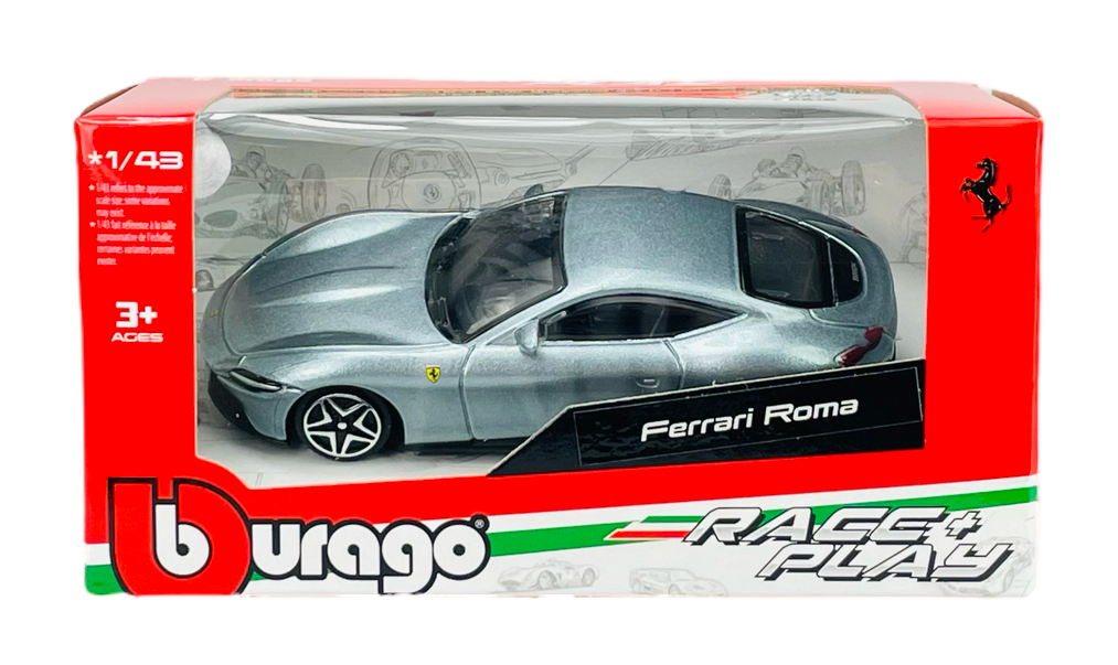 Srebrny model samochodu Ferrari Roma w skali 1:43 znajduje się w opakowaniu z logo Bburago i napisem \'Race & Play\'. Opakowanie jest czerwono-białe z grafiką samochodu i oznaczeniem \'3+ ACES\'.