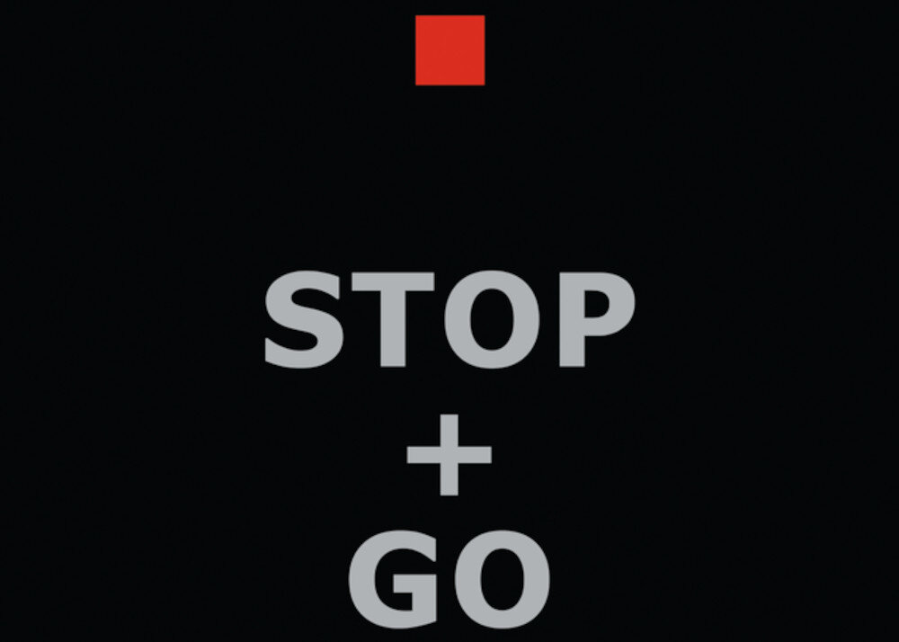 Na czarnym tle widoczny jest czerwony kwadrat oraz napis \'STOP + GO\' w kolorze szarym.