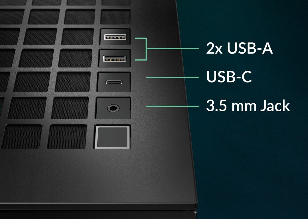 Komputer MAD DOG Elite ARCTIC-A01DR32 Zbliżenie na górny panel czarnej obudowy z kratką wentylacyjną, dwoma portami USB-A, portem USB-C, złączem 3,5 mm jack oraz opisami tych złączy po prawej stronie, obudowa, wygląd, wentylacja, porty