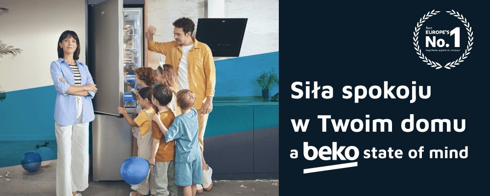Grupa ludzi stoi przy otwartej lodówce w jasnym pomieszczeniu. Obok znajduje się napis: \'Siła spokoju w Twoim domu a beko state of mind\'.