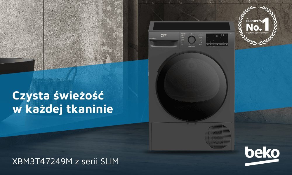 Czarna suszarka BEKO z pompą ciepła stoi na tle szarej ściany. Na obrazie widoczny jest tekst: \'Czysta świeżość w każdej tkaninie\', \'XBM3T47249M z serii SLIM\', oraz logo \'beko\'.