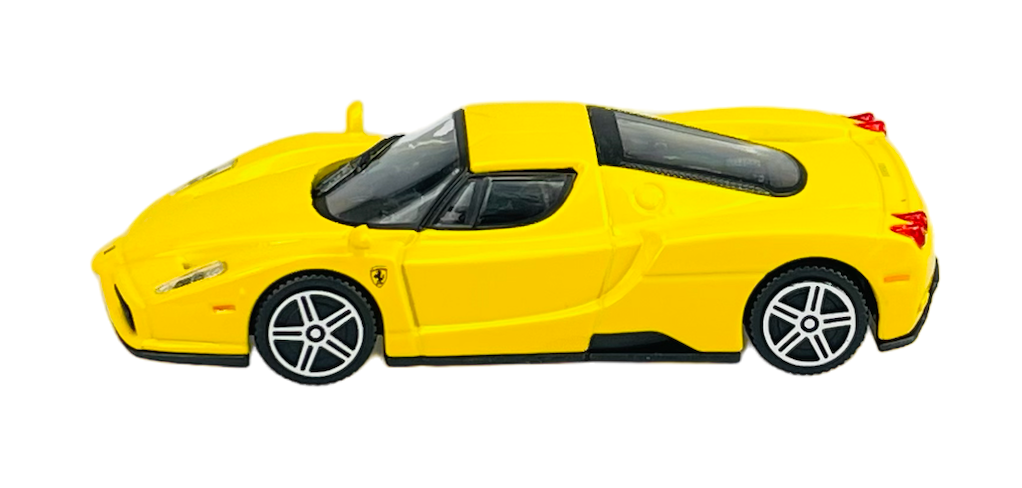 Żółty model samochodu sportowego z czarnymi szybami i srebrnymi felgami. Na boku widoczne jest logo producenta.