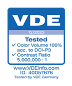 Niebiesko-biała etykieta z logo VDE i tekstem: \'12/2023 Tested ✓ Color Volume 100% acc. to DCI-P3 ✓ Contrast Ratio 5,000,000:1 www.VDEinfo.com ID. 400567676 Tested by VDE Germany\'.