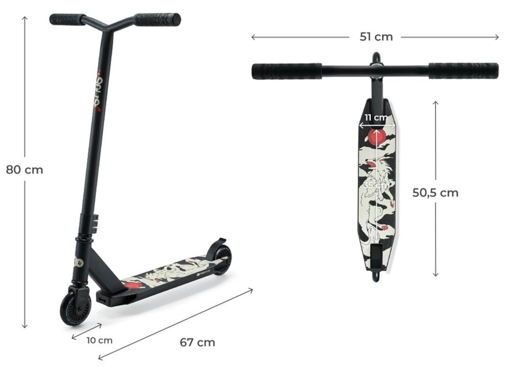 Hulajnoga wyczynowa w kolorze czarnym z kolorowym wzorem na podeście, posiada wymiary: wysokość 80 cm, długość 67 cm, szerokość kierownicy 51 cm, szerokość podestu 11 cm, długość podestu 50,5 cm i średnica kół 10 cm. Na podeście widoczny jest wzór z motywem graficznym.