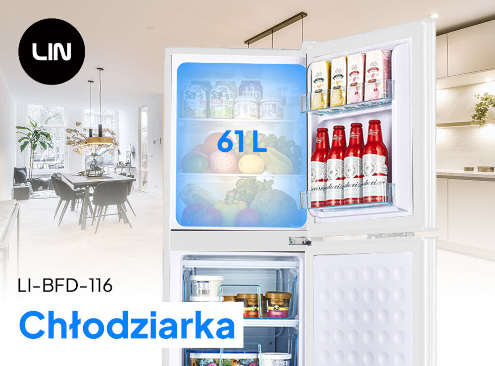 Obraz przedstawia otwartą lodówkę z widocznymi produktami spożywczymi, takimi jak napoje i owoce. Na lodówce widnieje napis \'61L\', a w tle znajduje się nowoczesna kuchnia i jadalnia.